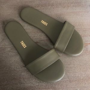 TKEES Alex Slides in Green Size 7